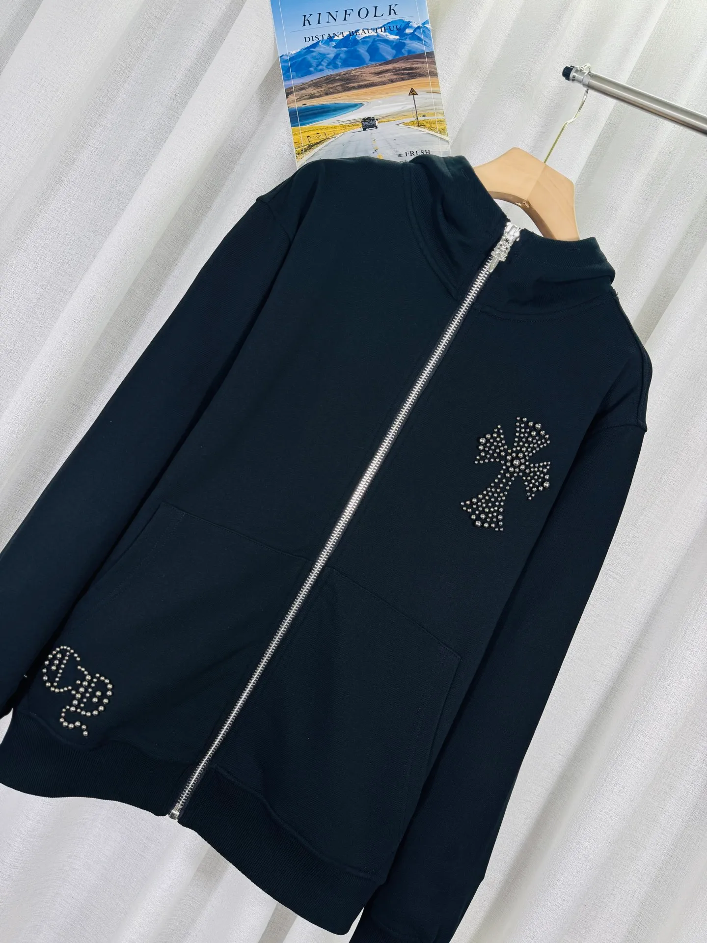 P380 top version, real shot without P, ​​different from market currency) 𝗖𝗵𝗿𝗼𝗺𝗲 𝗛𝗲𝗮𝗿𝘁𝘀/Cro Heart 2025 Rivets Autumn and Winter New Original Single Counter American Rivets 3D Three-dimensional Couple Casual Cardigan Sweatshirt 👑The highest version! Customized fabric 550g tripe terry fabric! American acid-washed and distressed original fabric with laser rivets. Best-selling model at the counter. Very comfortable to wear. Accessories: Original molded and authenticated collar label➕100% silk wash label. Genuine purchase-grade original hangtag➕matching hanging rope➕3D hanging beads➕original packaging bag. Craftsmanship: The original version has consistent wiring! The highest version of the armhole matching technique! Color: Black Size: S M L XL Style No.: 6103